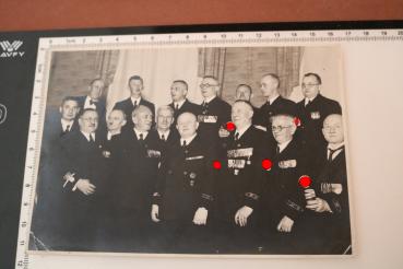 altes Gruppenfoto Veteranen Kyffhäuser Bund Ost - hochdekorierte Männer dabei - viele Orden